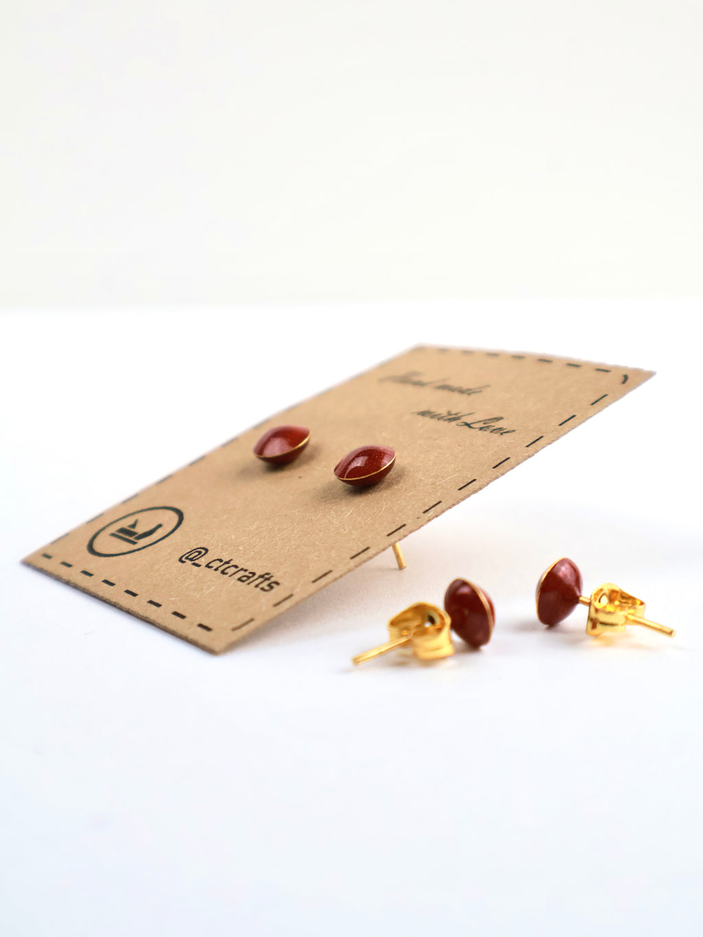 Boucles d'oreilles puces « Fire Earth » – Résine bordeaux et acier inoxydable